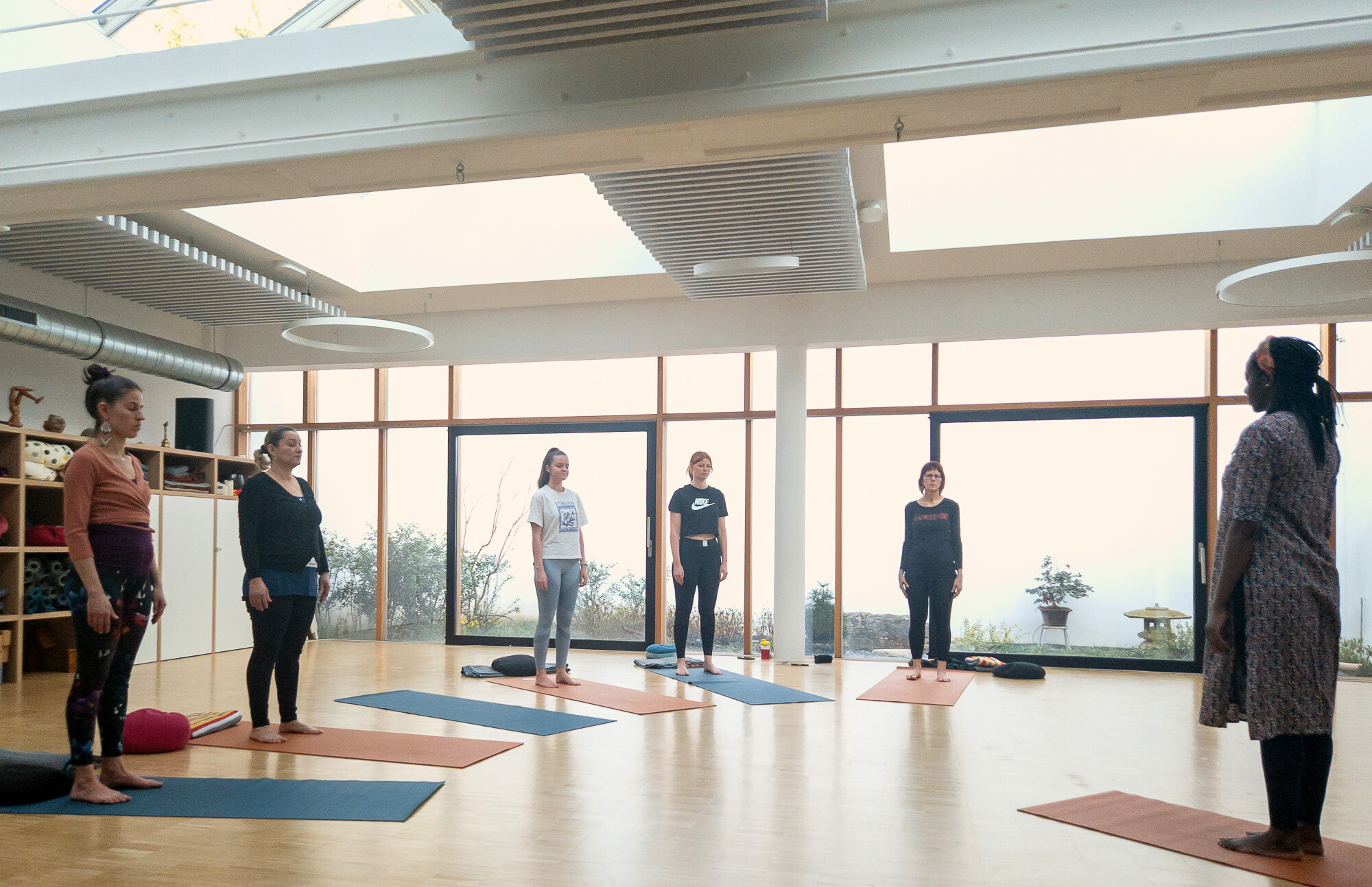 cours de yoga donné par la professeure maria Debuisson dans une belle salle de yoga à Bruxelles